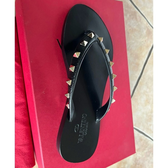 Valentino Garavani Rockstud Leather Flip Flops - Picture 5 of 10